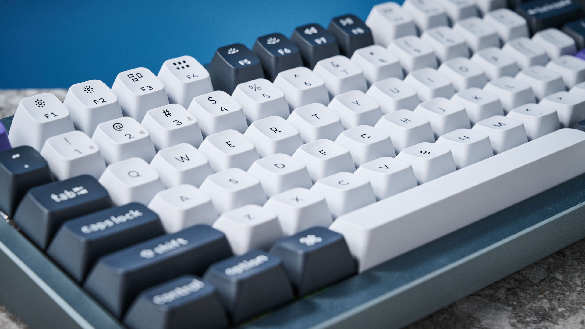 A photo of the Keychron Q1 Pro in gray aluminum with white, black and purple keycaps.