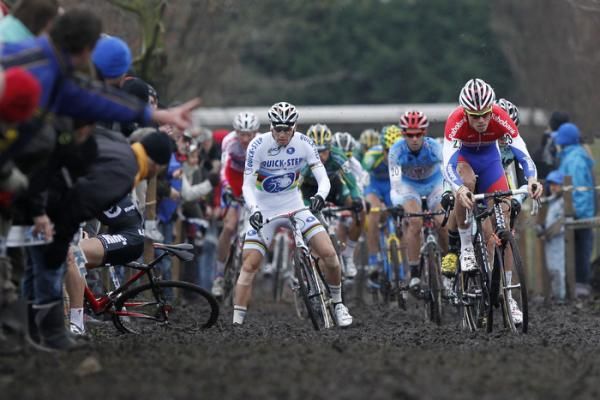 Mitchell Huenders crashed and forced Zdenek Stybar to dab