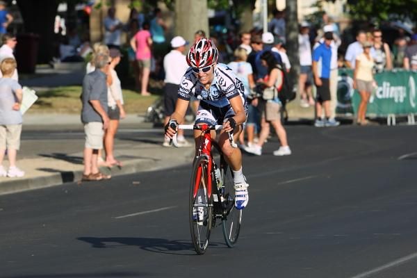 Emma Mackie (TIBCO) tried a long chase behind the leaders to get third place, but with three laps to last it was too far and she was caught.