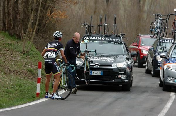 Dalivier Ospina (Colombia Coldeportes) had a mechanical while riding in the early break, but was able to regain contact.
