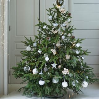 christmas tree with stars and flowers