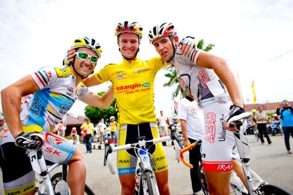 Oscar Pujol (Azad University Cross Team) celebrates keeping the yellow with his team