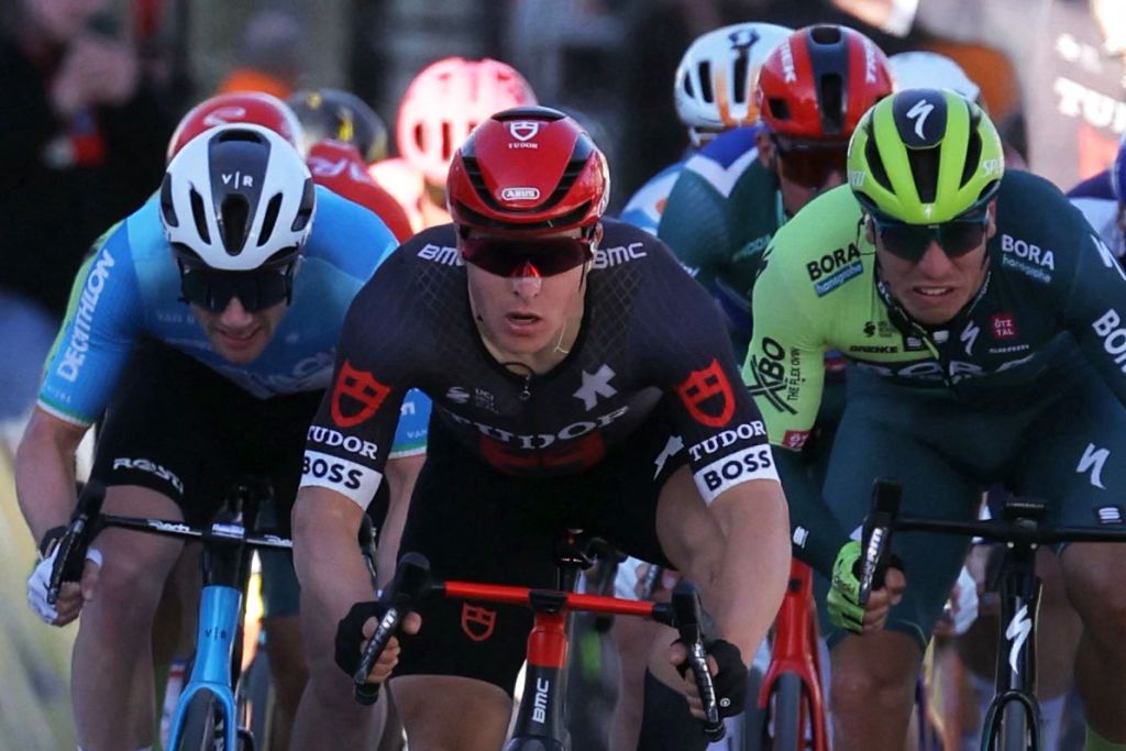 Tudor Pro Cycling Team's Dutch cyclist Arvid De Kleijn (C) sprints to win the 2nd stage of the Paris-Nice cycling race, 179 km between Thoiry and Montargis, on March 4, 2024. (Photo by Thomas SAMSON / AFP)