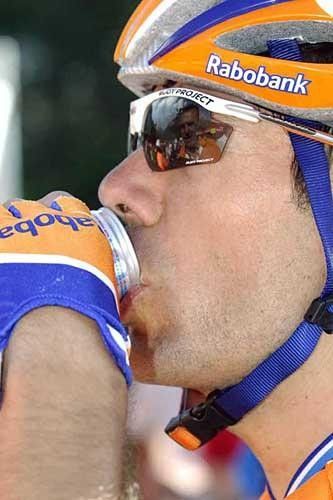 Oscar Freire (Rabobank) refuels.