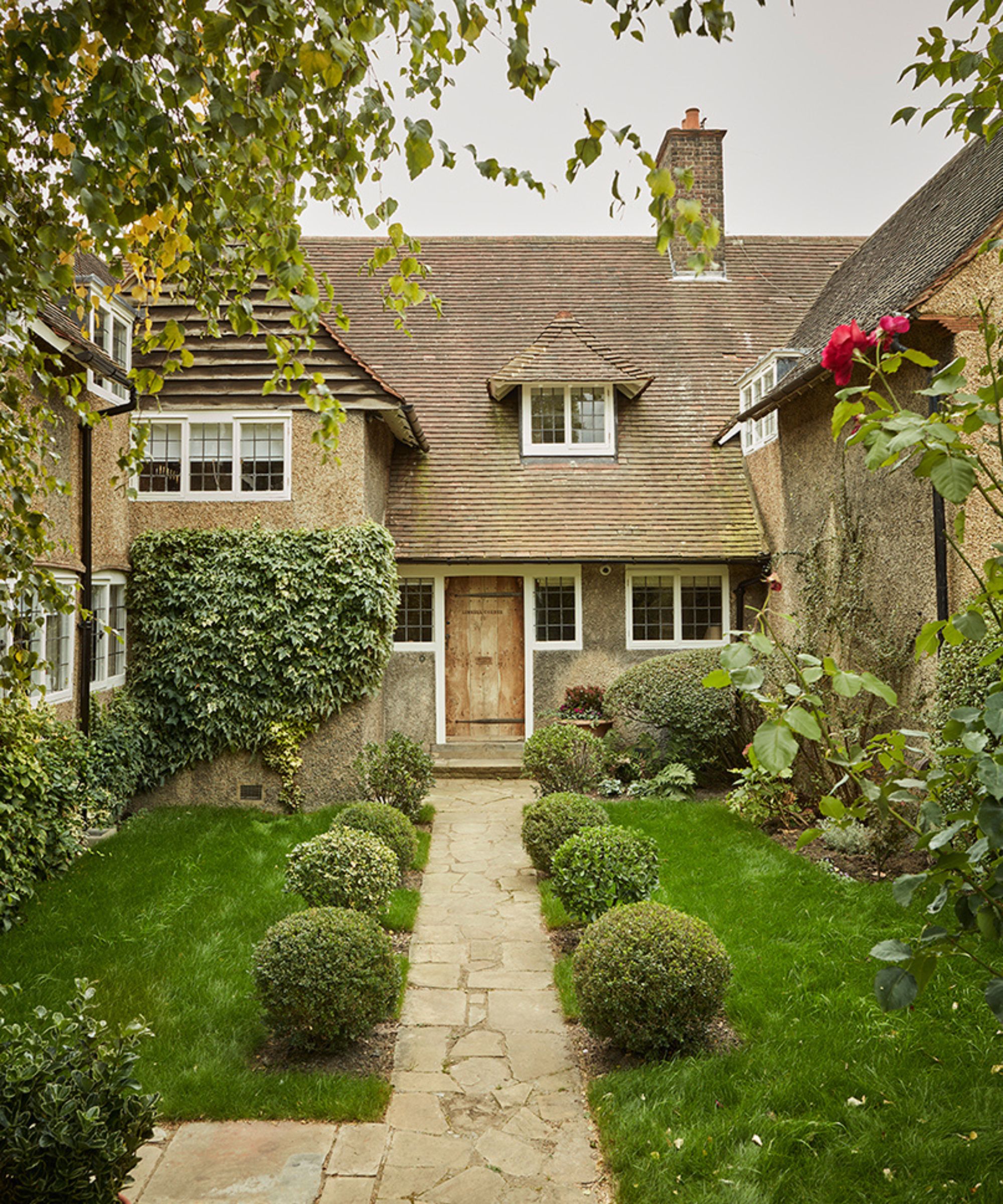 a sweet cottage tucked into the city in Hampstead, london