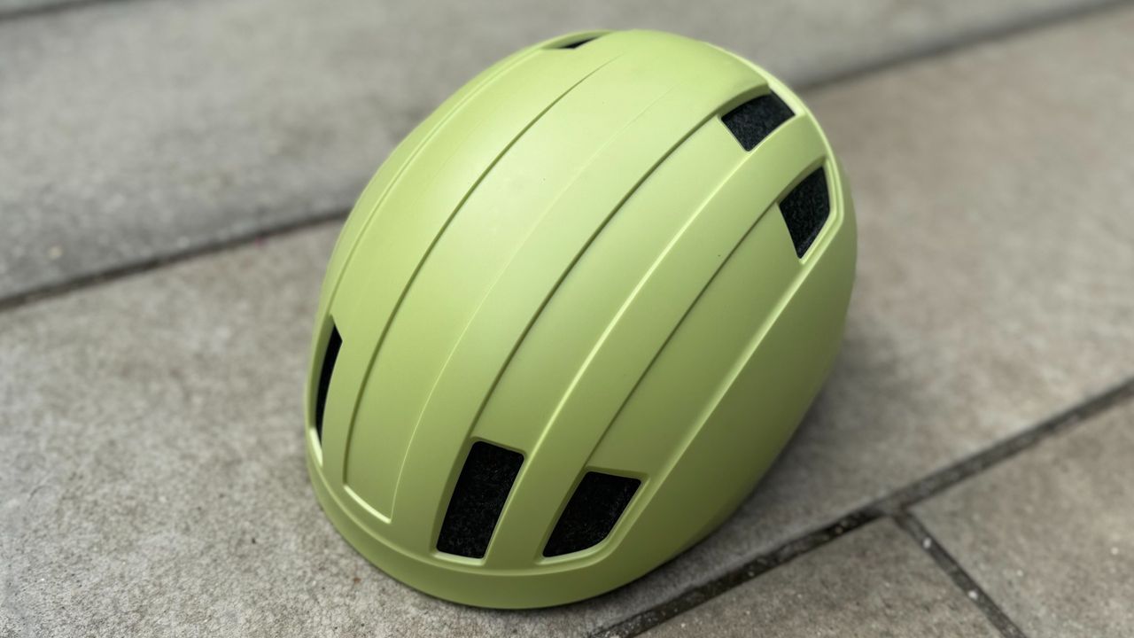 The Lazer Verde Kineticore helmet in Matte Lemongrass