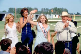 kirsten dunst as amber wearing a blue dress and minnesota sash in drop dead gorgeous