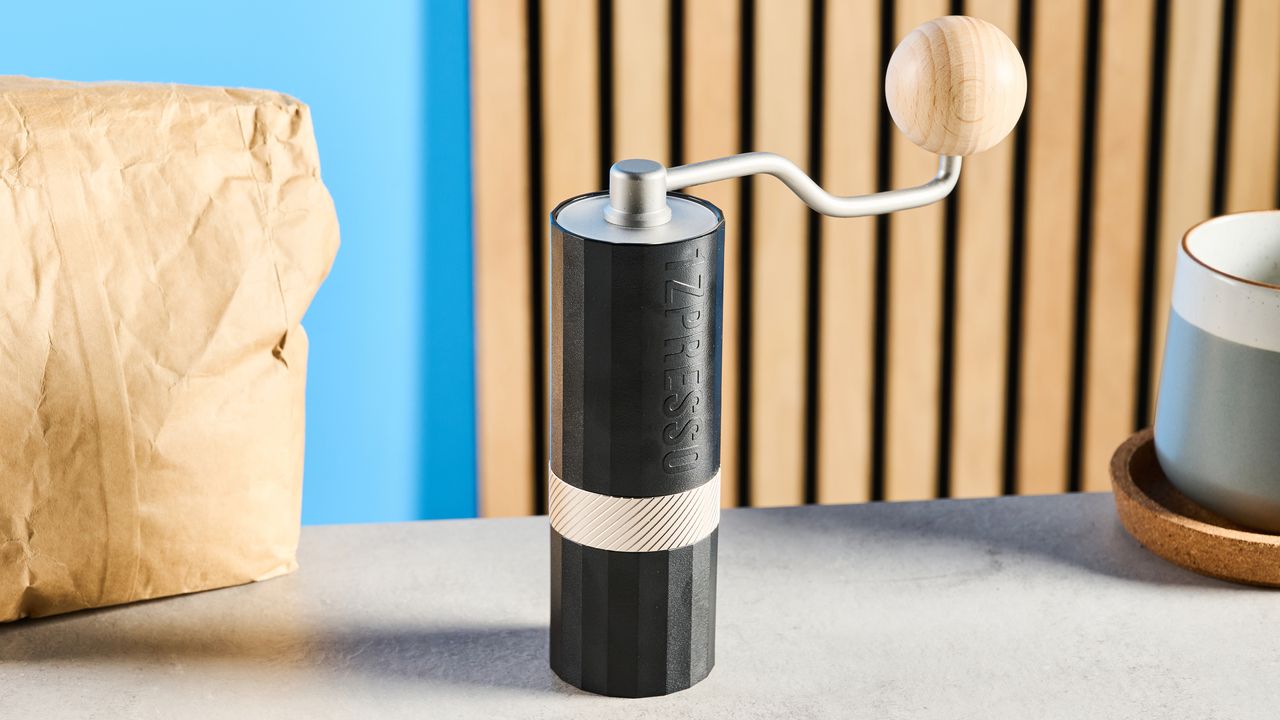1Zpresso Q Air photographed in front of a blue background