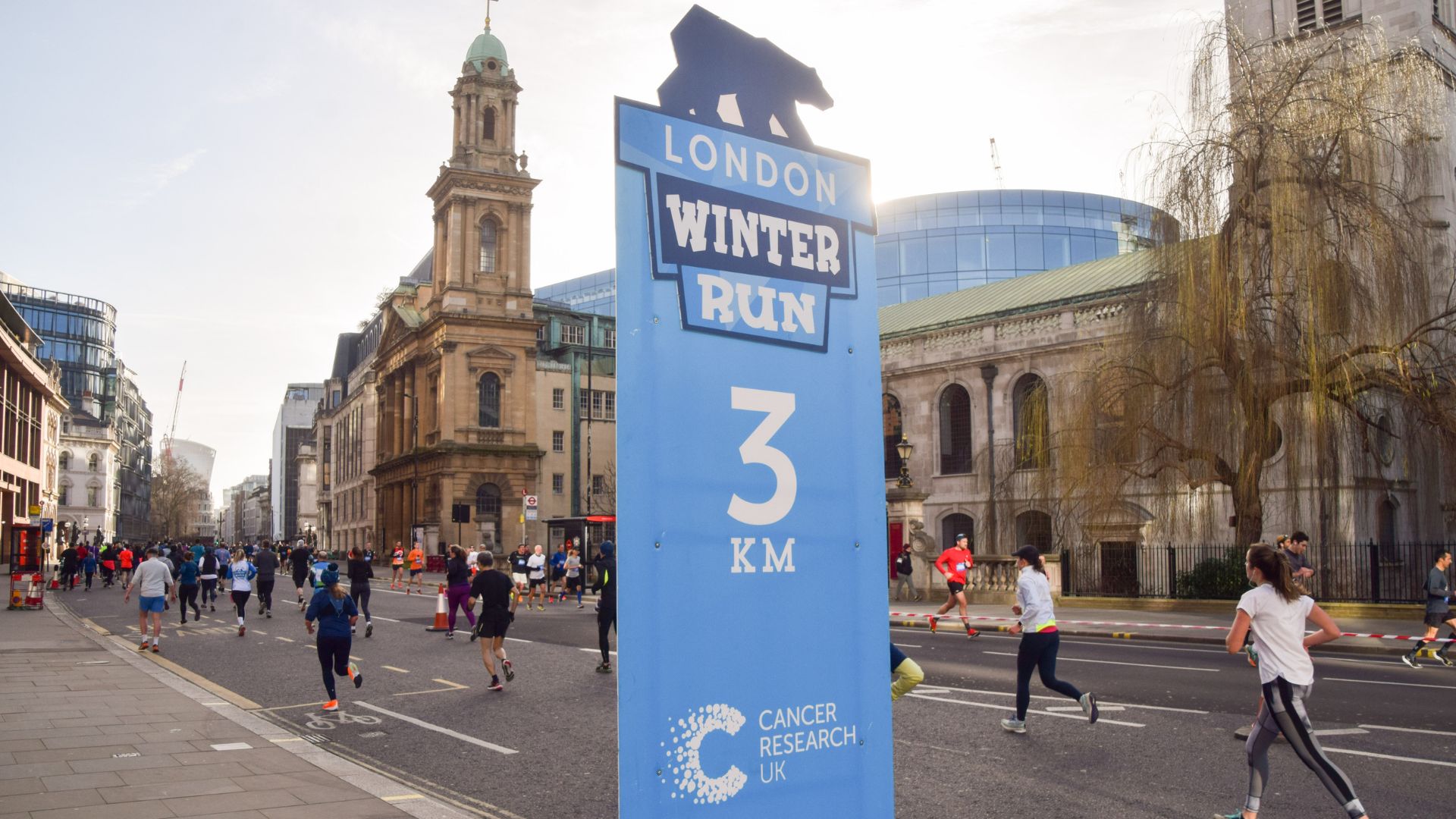 London Winter Run sign, 3km distance marker