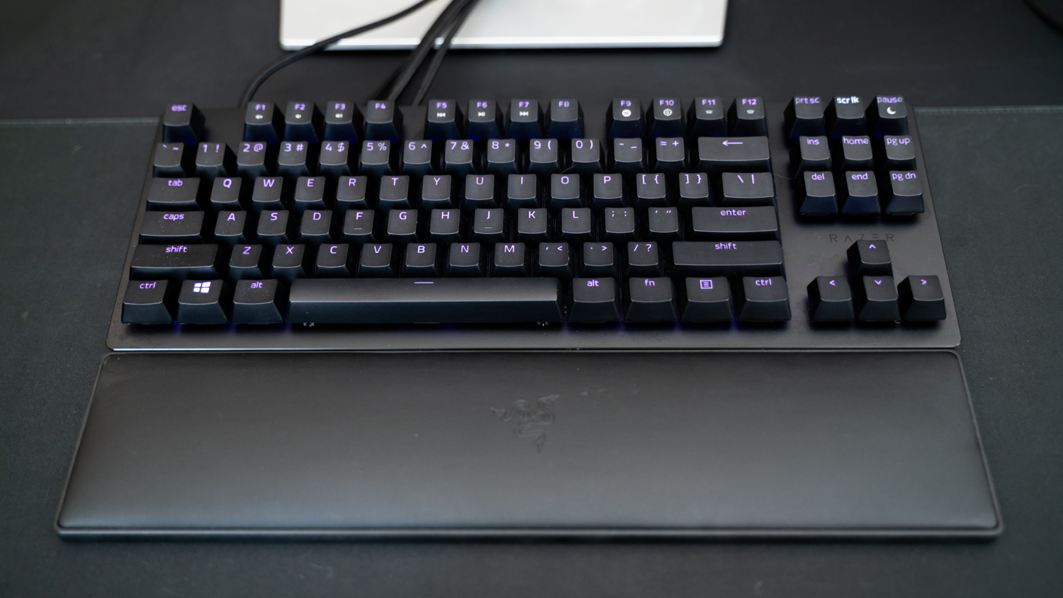 Gaming-tastaturet Razer Huntsman V2 TKL på et bord.