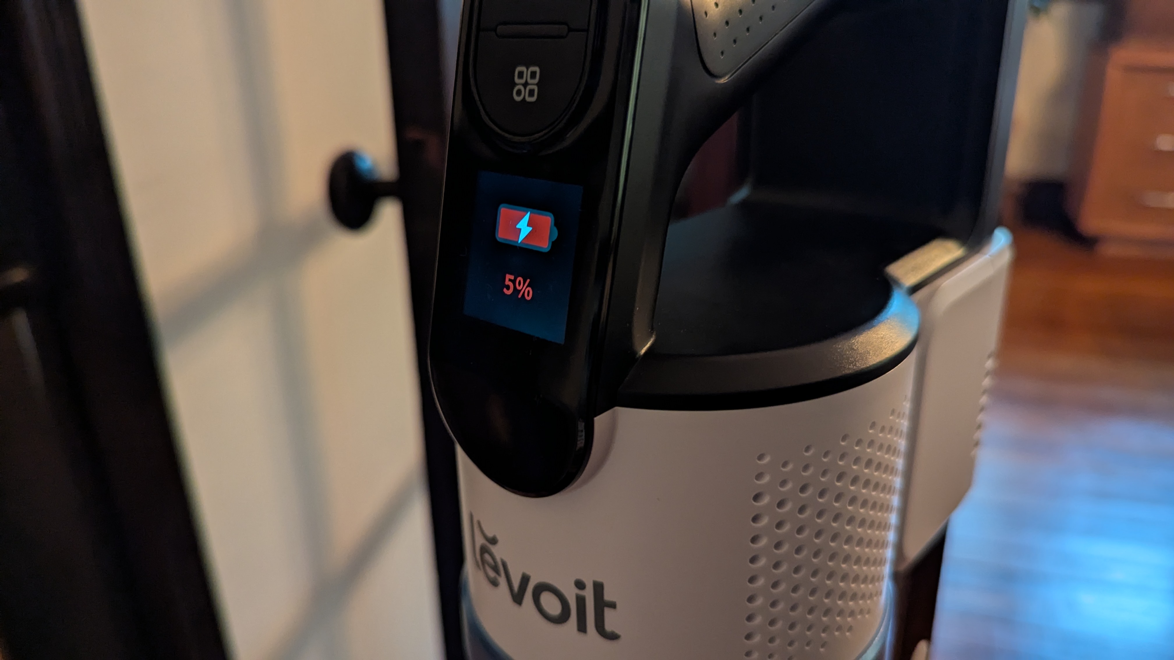 Close up of info screen on Levoit Aero vacuum