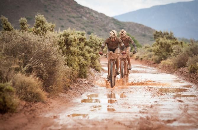 Annika Langvad and Ariane Kleinhans during stage 2