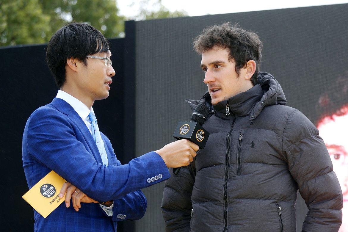 Geraint Thomas talks on stage