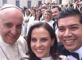 Pope Francis ditches Popemobile to pose for selfies