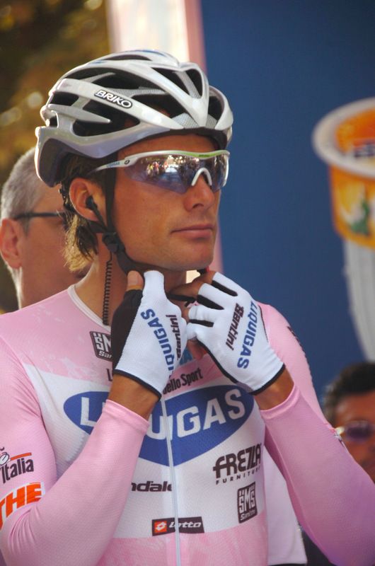 Danilo Di Luca in the pink jersey at the start of stage 13 time trial in 2007
