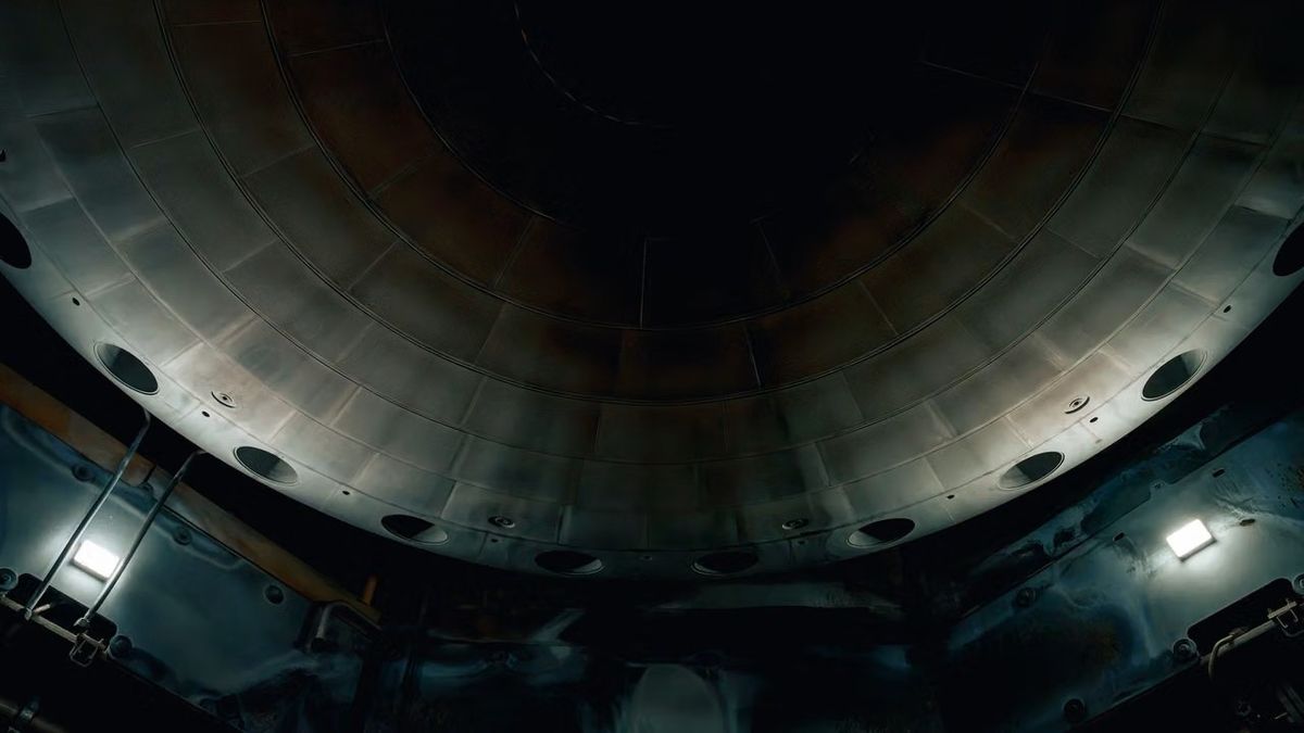 Pequeños agujeros delinean el perímetro de una cúpula de metal.