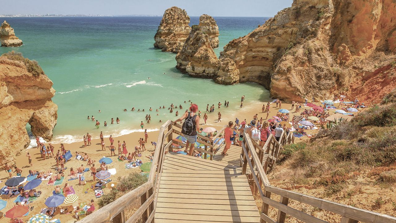 Praia do Camilo, Portugal © Getty Images