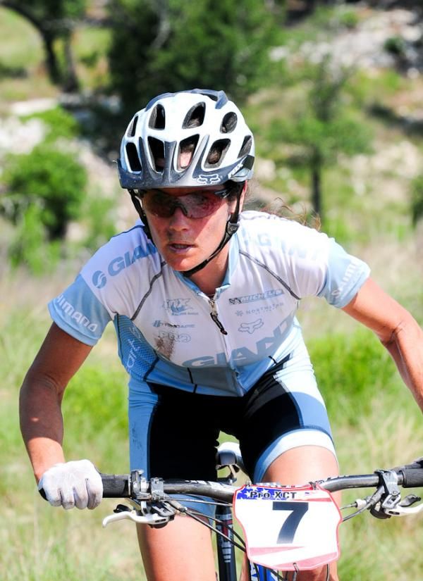 Kelli Emmett (Team Giant) chases the Luna women.