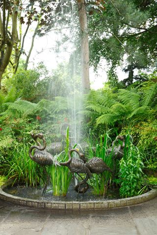 garden pond ideas: sculptural fountain with birds