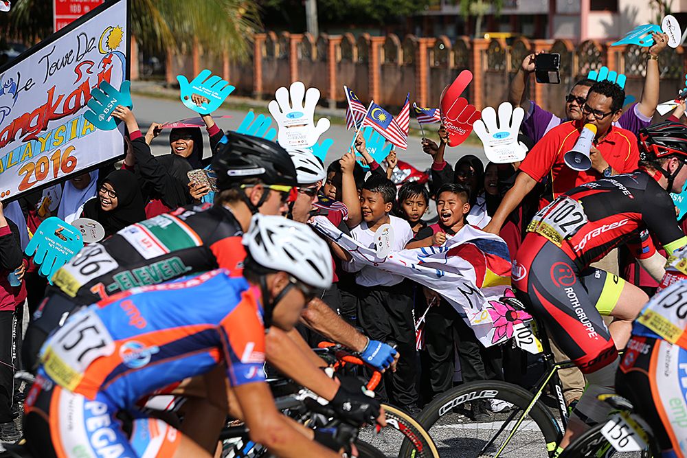 Fans cheer on the Tour de Langkawi