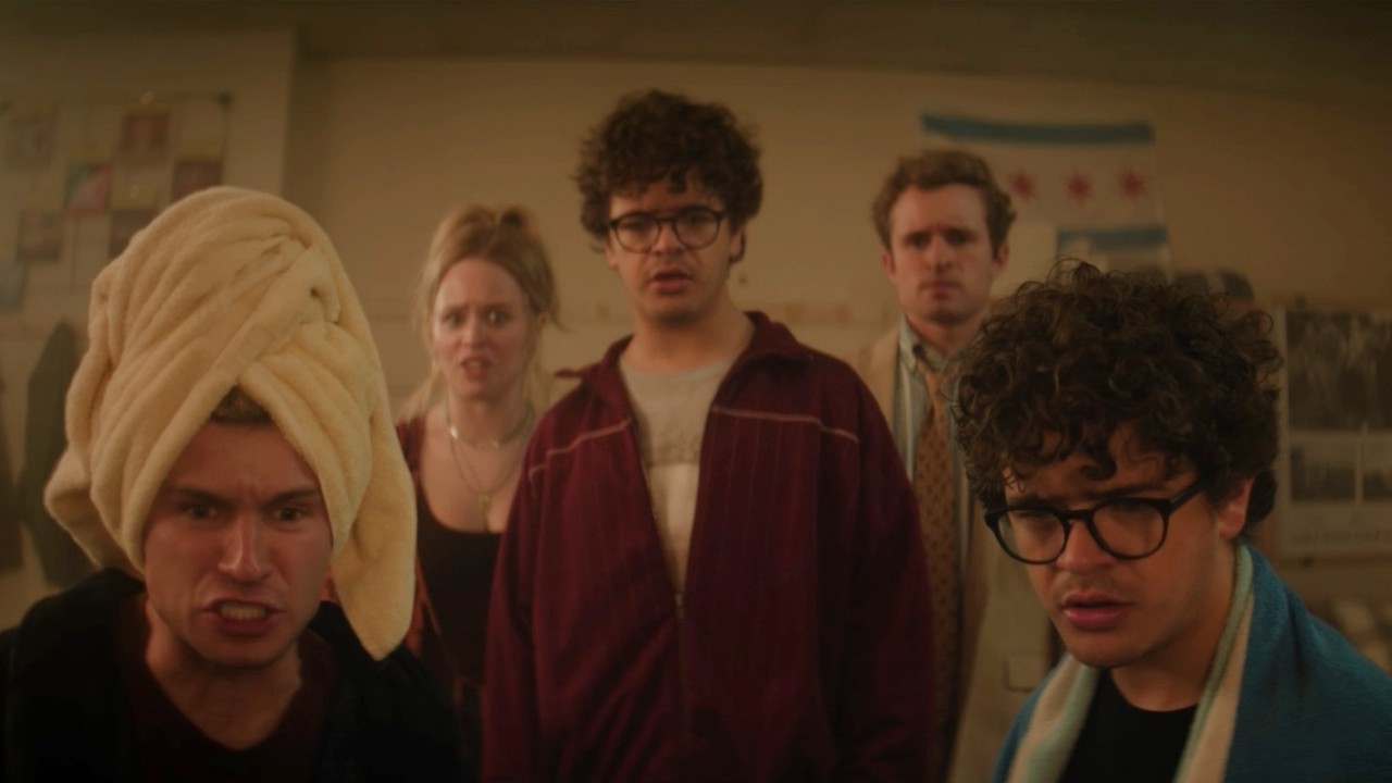 From left to right: Sean Giambrone with a towel on his head, Lulu Wilson, Gaten Matarazzo, Sean Giambrone and Gaten Matarazzo all standing around a computer.