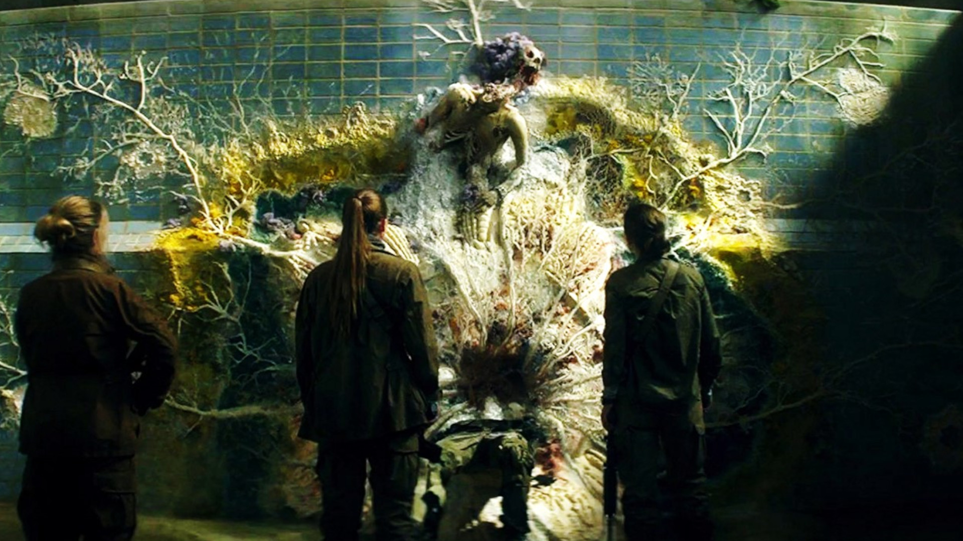 A group of scientists looking at a wall covered in alien fungus during Annihilation.