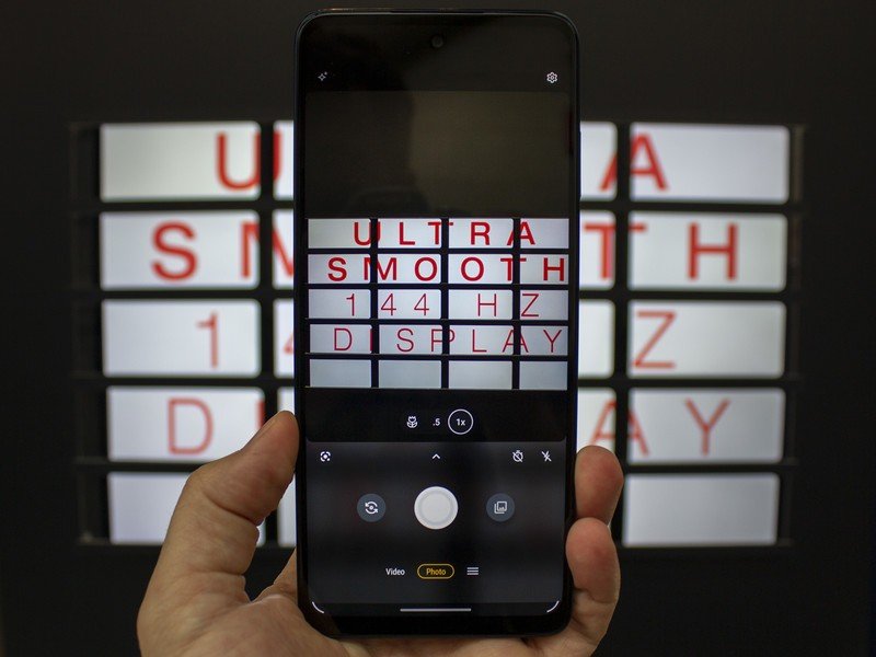 Motorola Edge 2021 Hands On Display