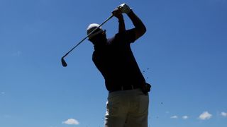 Amerikanske Phil Mickelson slår ut fra sjette tee under US Open på The Country Club i Brookline