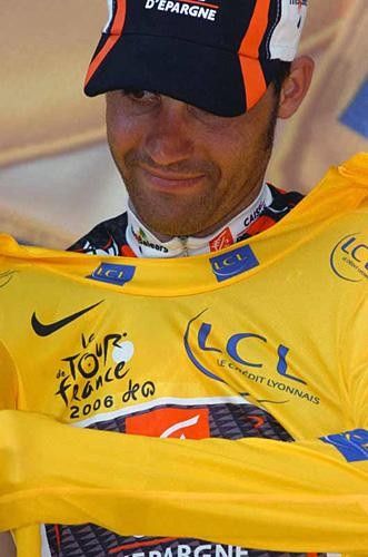 Oscar Pereiro (Caisse d'Epargne) pulls on the jersey