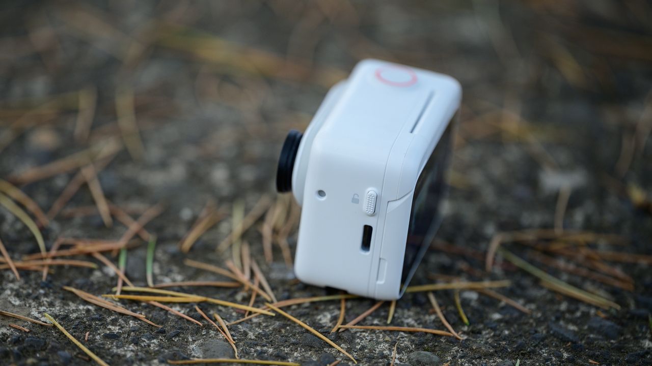 Insta360 Go 3 unlock and charging port