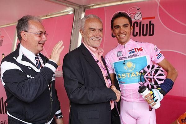 Victor Cordero congratulates Contador as Giro director Angelo Zomegnan looks on.