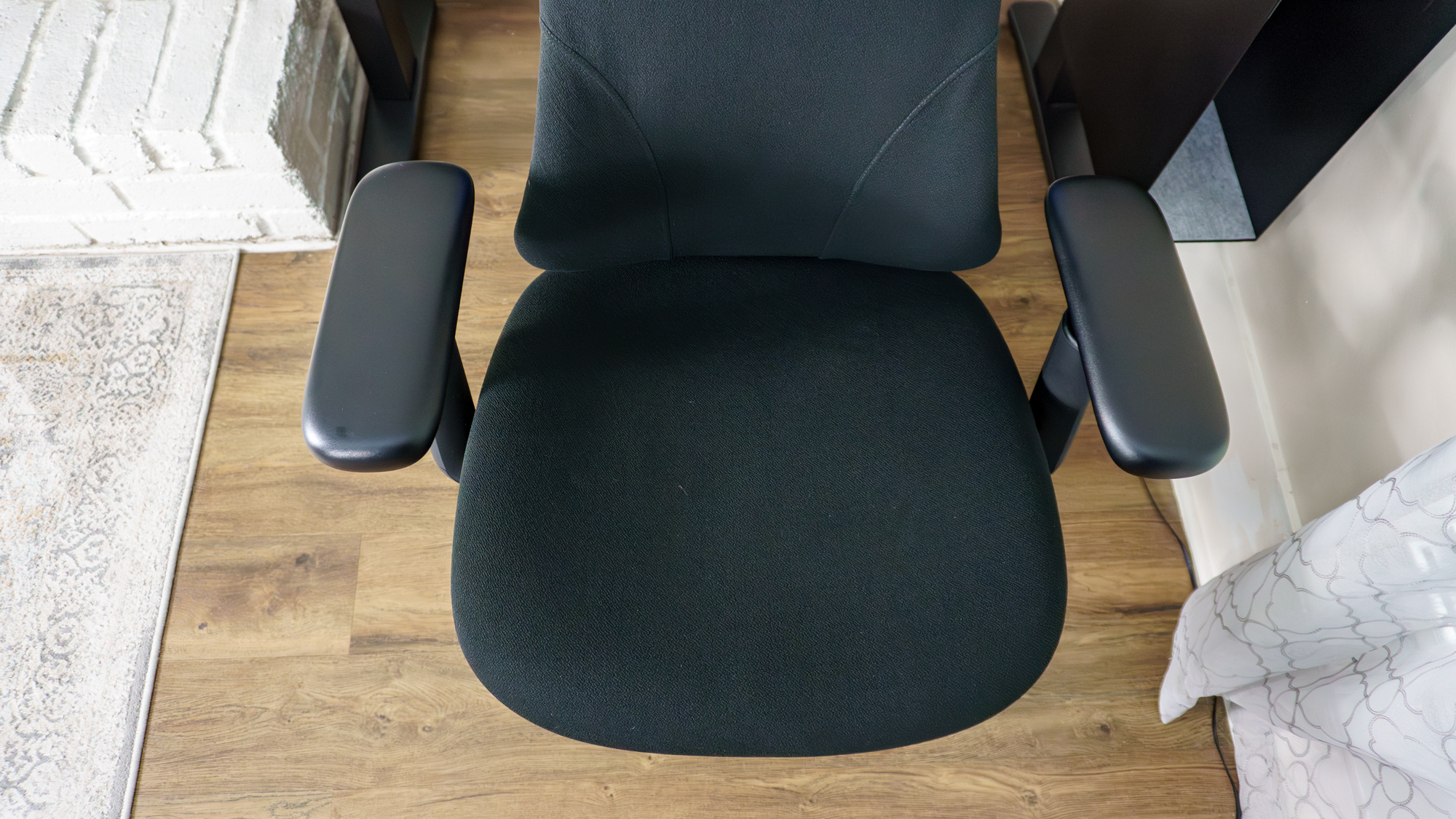 An overhead view of the LiberNovo Omni SE's seat, armrests and backrest