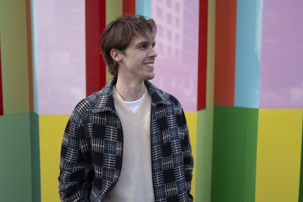 Leica Q3 sample photos &ndash; portrait of a man infront of brightly colored wall