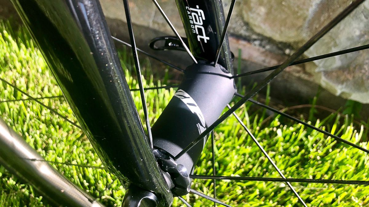 While the frame is aluminium, Specialized pair the Allez with carbon forks