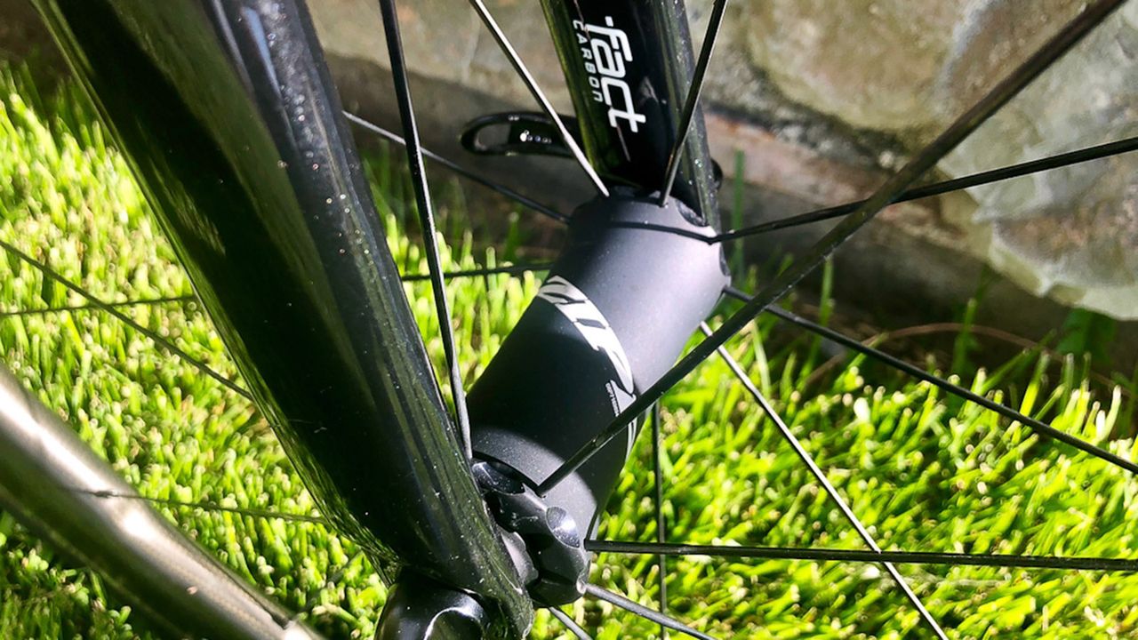 While the frame is aluminium, Specialized pair the Allez with carbon forks