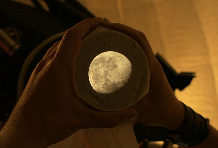 Skywatcher Shoots 'Paper Moon' In Palm Of His Hands | Space