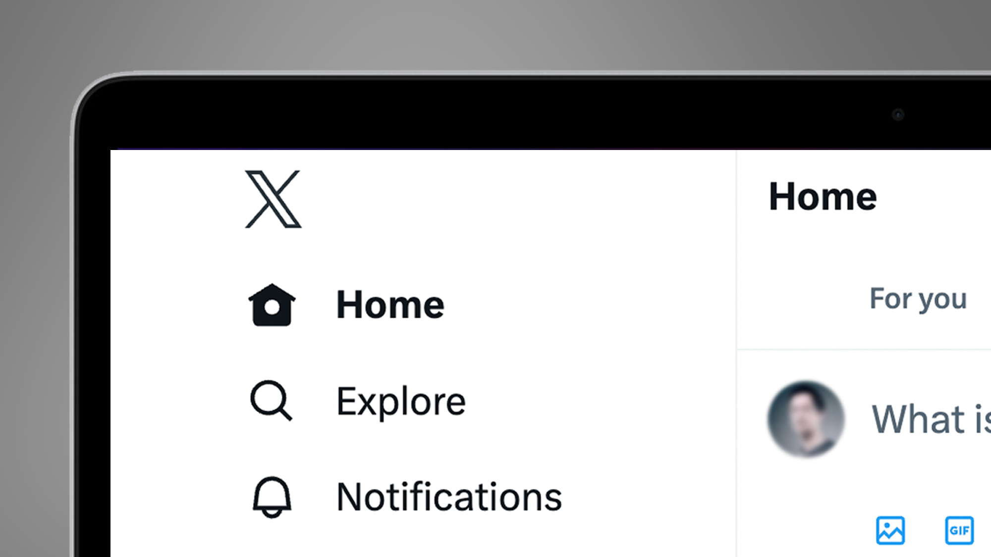 Ноутбук на сером фоне показывает главный экран Twitter с новым логотипом X.