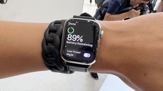 En Apple Watch 8 runt en persons handled under dess lanseringsevent.
