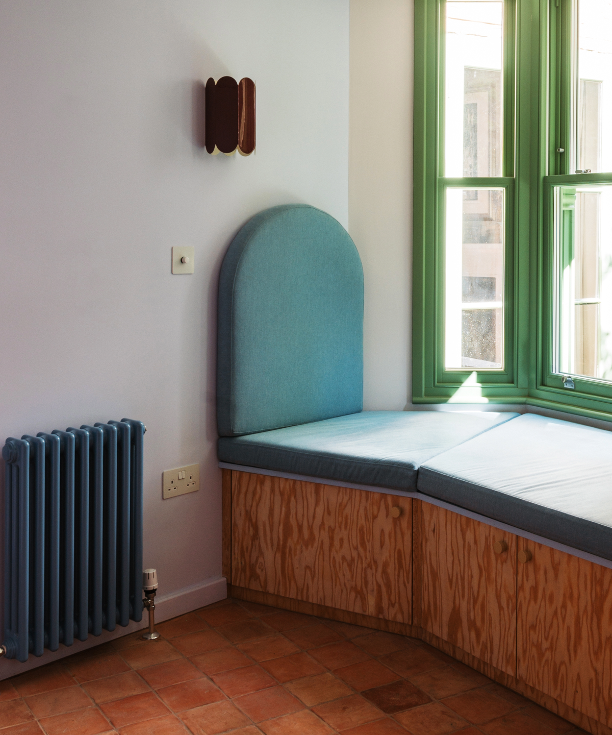 Window seat with wooden storage cabine tunderneath