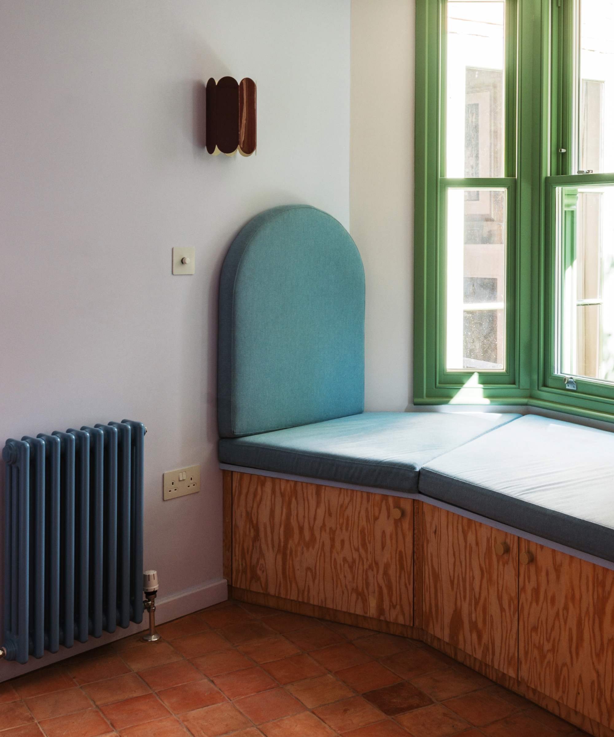 Window seat with wooden storage cabine tunderneath