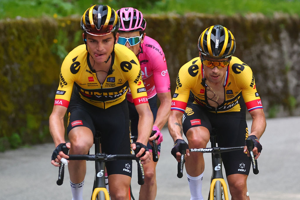 Il pilota americano della JumboVismas Sepp Kos L leader della maglia rosa INEOS Grenadierss Il pilota britannico Geraint Thomas C e il corridore della JumboVismas Primoz Roglic percorrono l'ultima salita durante la tappa 18 del Giro d'Italia 2023 161 km tra Oderzo e la Val di Zoldo il 25 maggio 2023 Foto Luca Bettini /AFP Foto di Luca BettiniAP via Getty Images