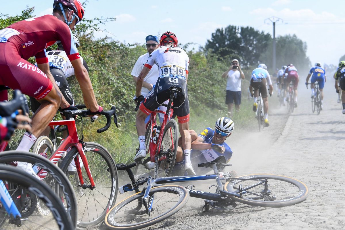 Bauke Mollema (Trek-Segafredo) caught up in a crash with Tim Declercq