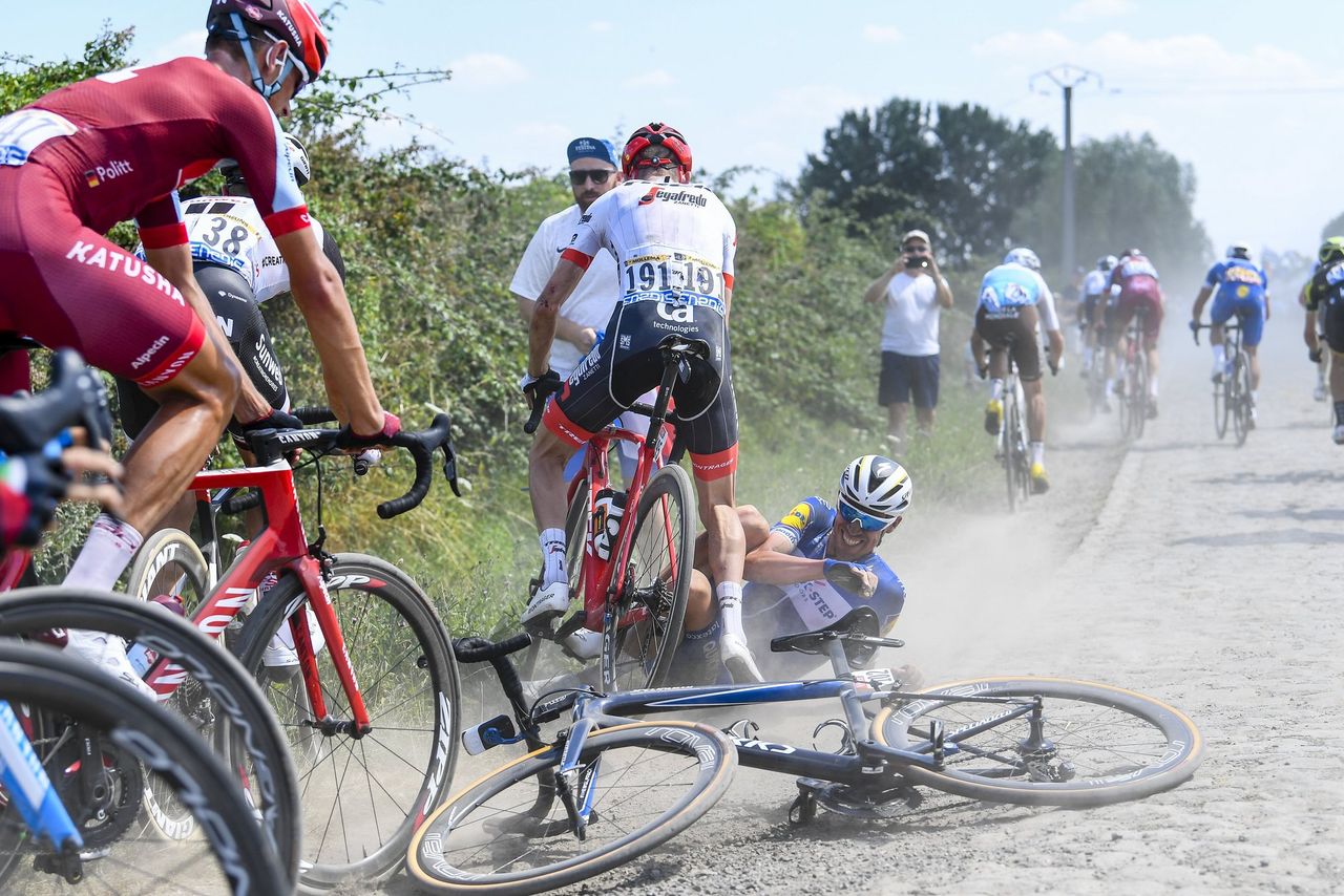 Bauke Mollema (Trek-Segafredo) caught up in a crash with Tim Declercq