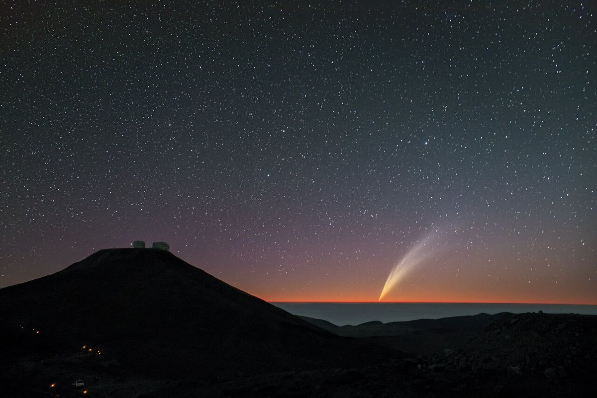 Astro landscape of Comet G3 (ATLAS) appears on the horizon line after sunset, with the Cerro Paranal mountain in the foreground 