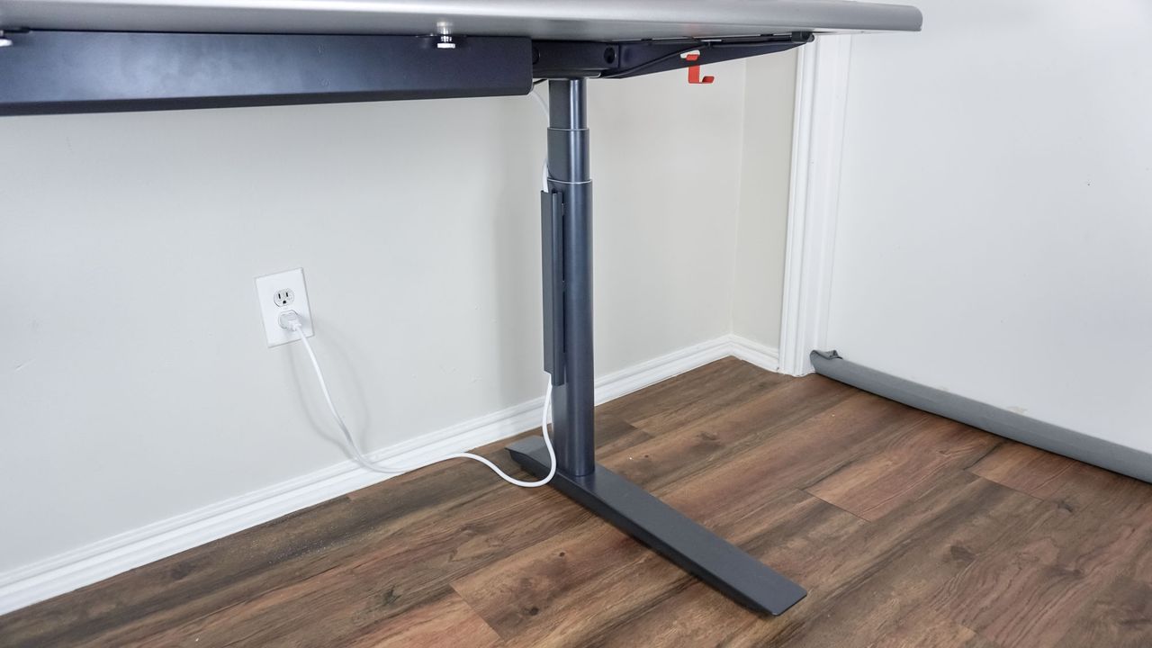 A picture showing the included accessories like bag hooks and a magnetic cable channel that come with the Autonomous SmartDesk 5