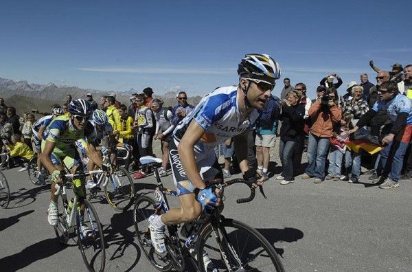 Christian Vande Velde (Garmin-Chipotle) chases ahead of Liquigas' Roman Kreuziger.