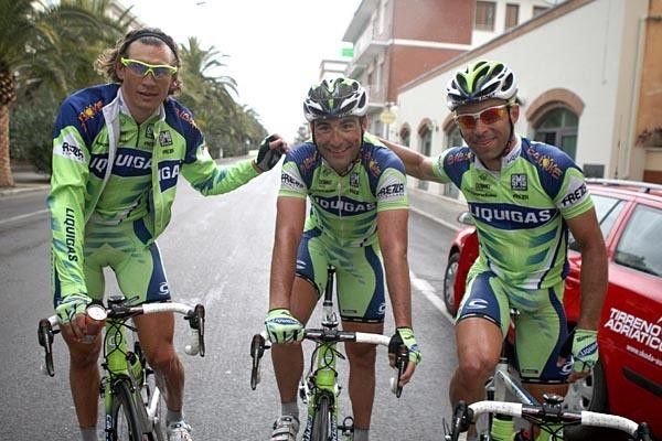 Chicchi in the centre of attention of his team-mates Pozzato (l) and Fisher.