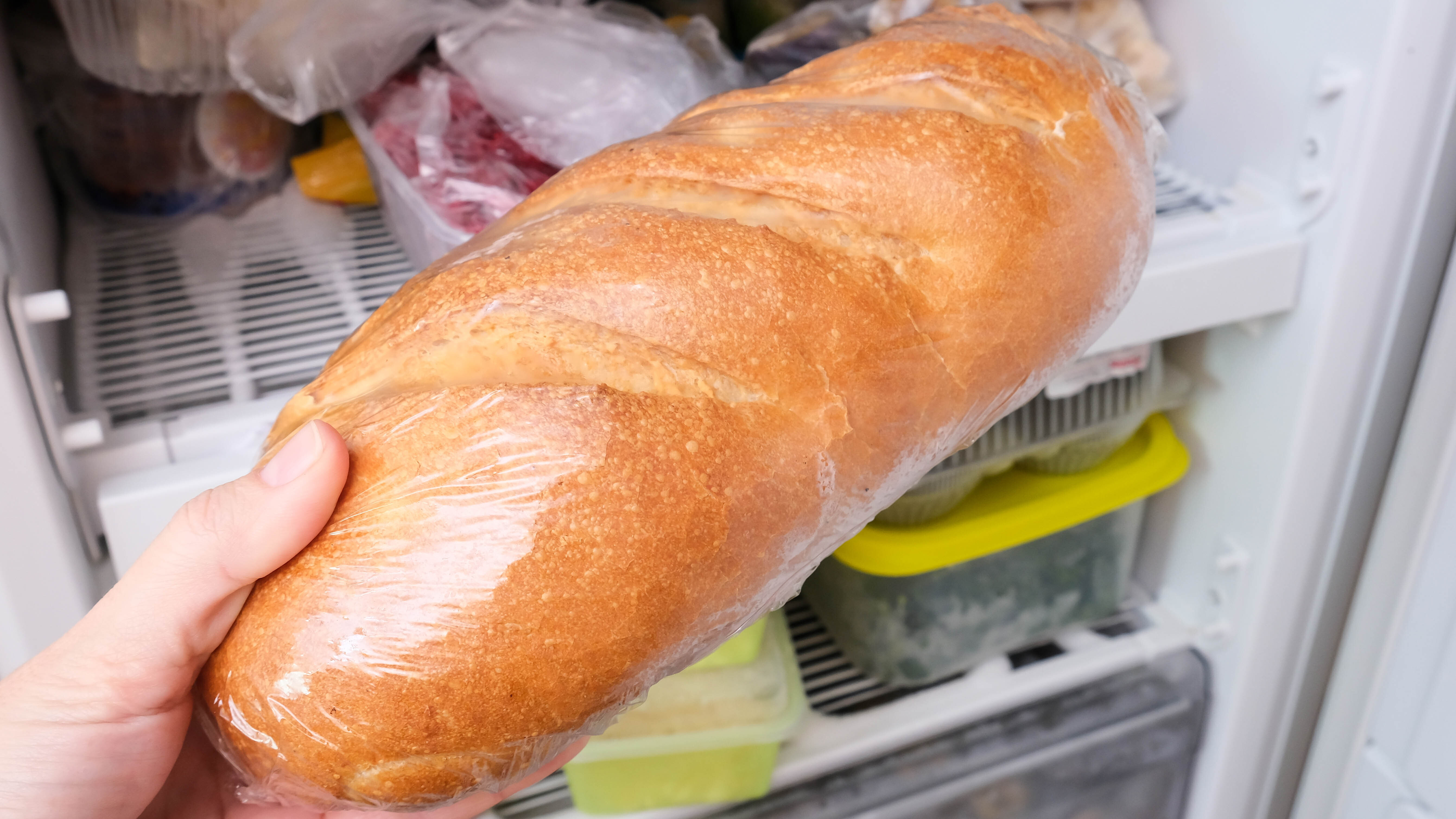 Белый хлеб в полиэтиленовой упаковке помещают в морозильную камеру