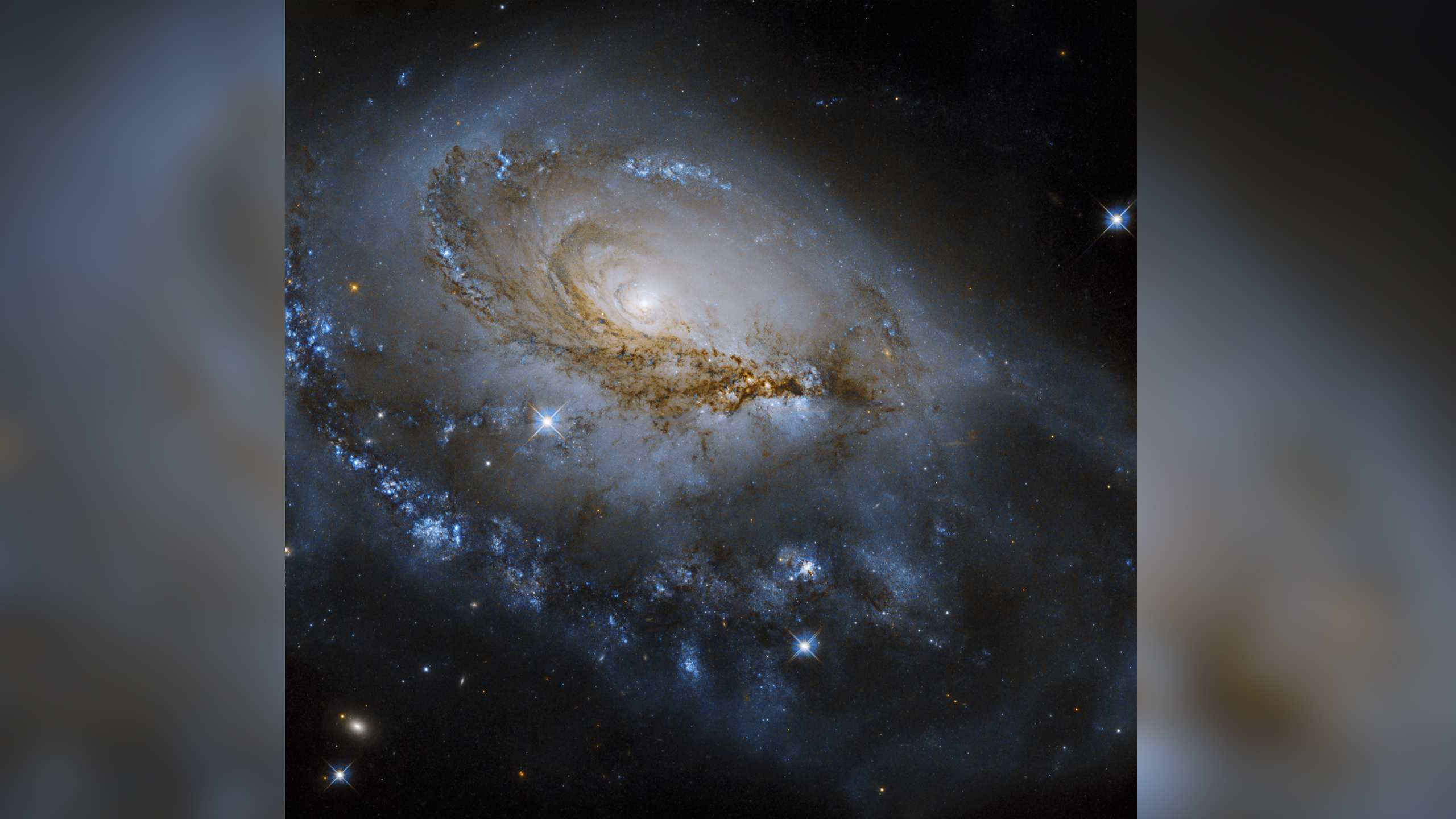 Sarmal gökada NGC 1961'in bu çarpıcı fotoğrafı Hubble Uzay Teleskobu tarafından çekildi ve 14 Eylül 2022'de yayınlandı. Bu, Dünya'dan 180 milyon ışıkyılı uzaklıkta bulunan bir ara sarmal gökadadır.