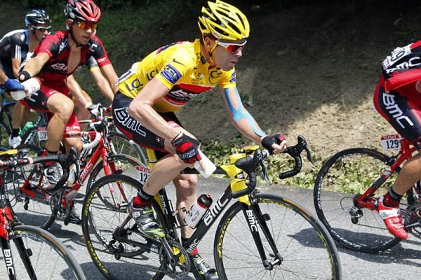 Maillot jaune Cadel Evans surrounded by BMC teammates.